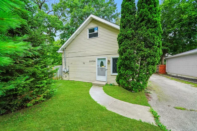 a view of a house with a yard