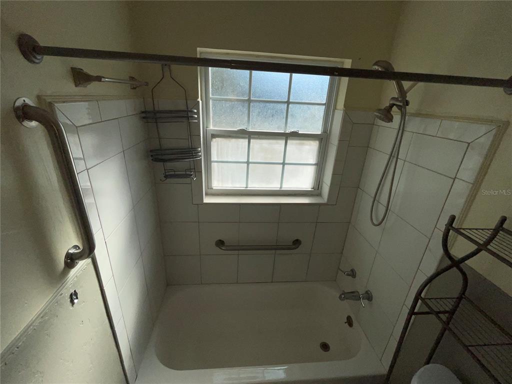 632 Cardinal Street Ocoee, FL 34761 - Photo 12 of 29 a bathroom with a bathtub