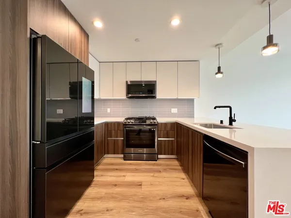 $5,980 | 5801 Camerford Avenue, Unit PH6, Los Angeles, CA 90038