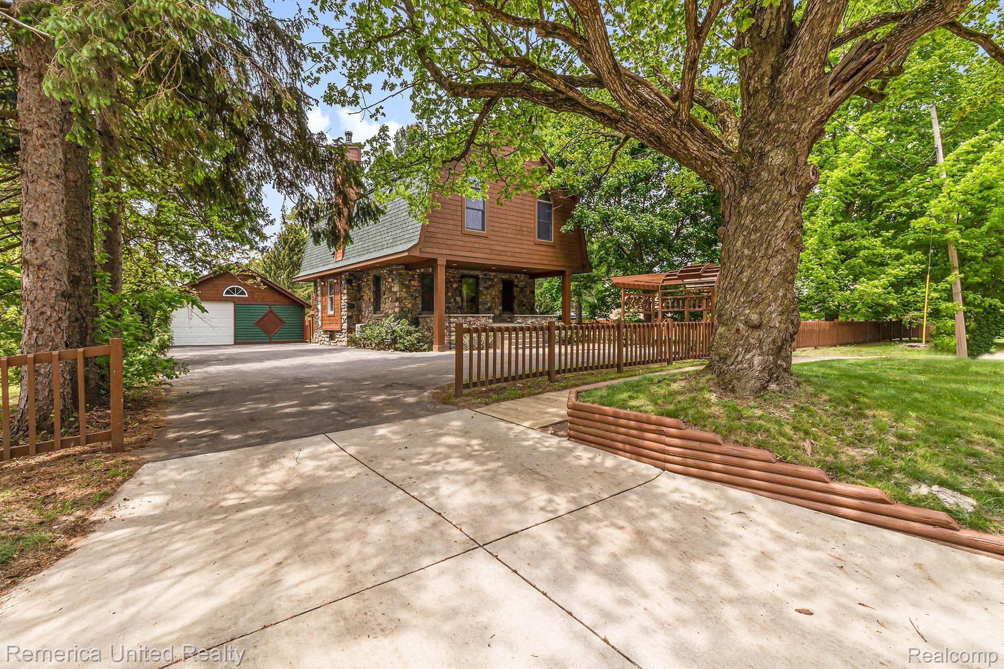 307 East Road Holly, MI 48442 - Photo 4 of 21 Up north feel in the city!
