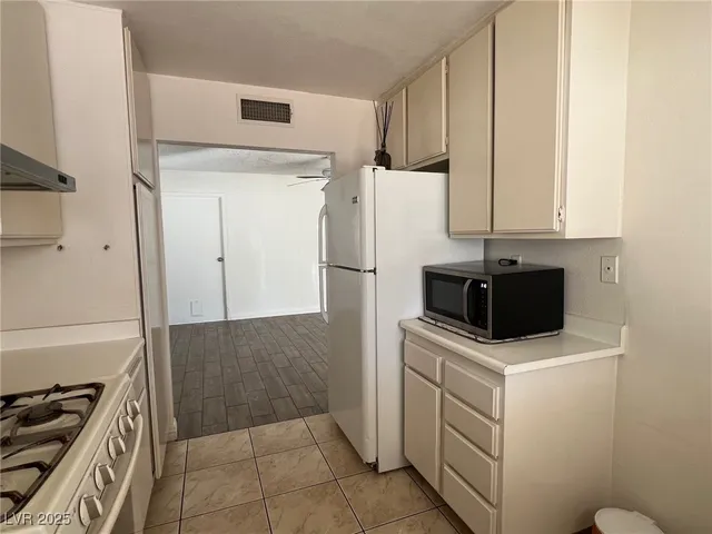 $2,100 | 3737 Prosperity Lane, Las Vegas, NV 89147