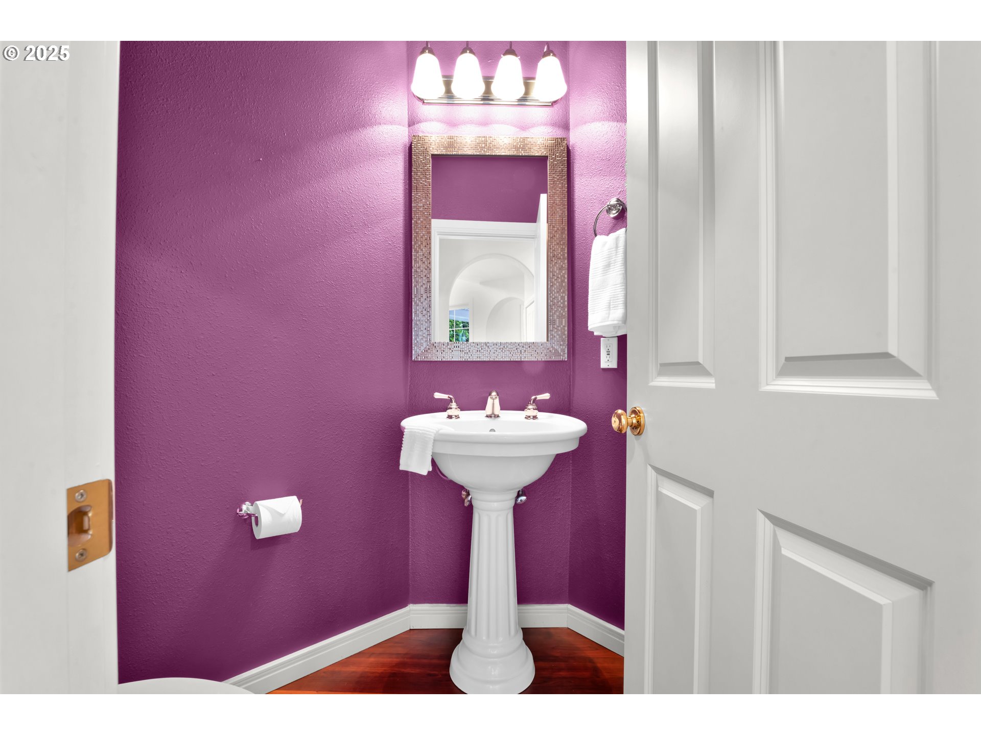 578 Covey Lane Eugene, OR 97401 - Photo 24 of 38 Attached Bathroom #2