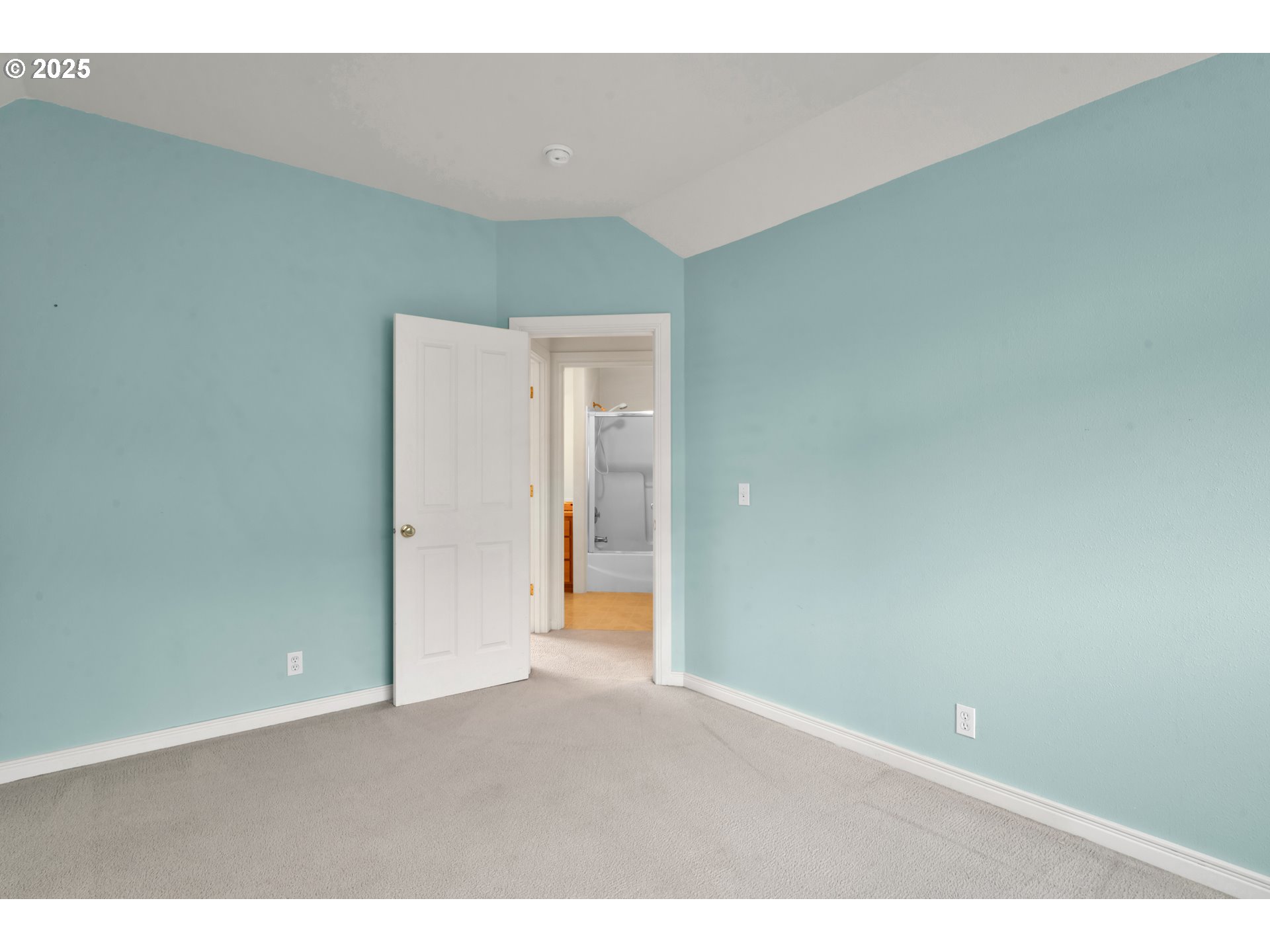 578 Covey Lane Eugene, OR 97401 - Photo 29 of 38 Bedroom