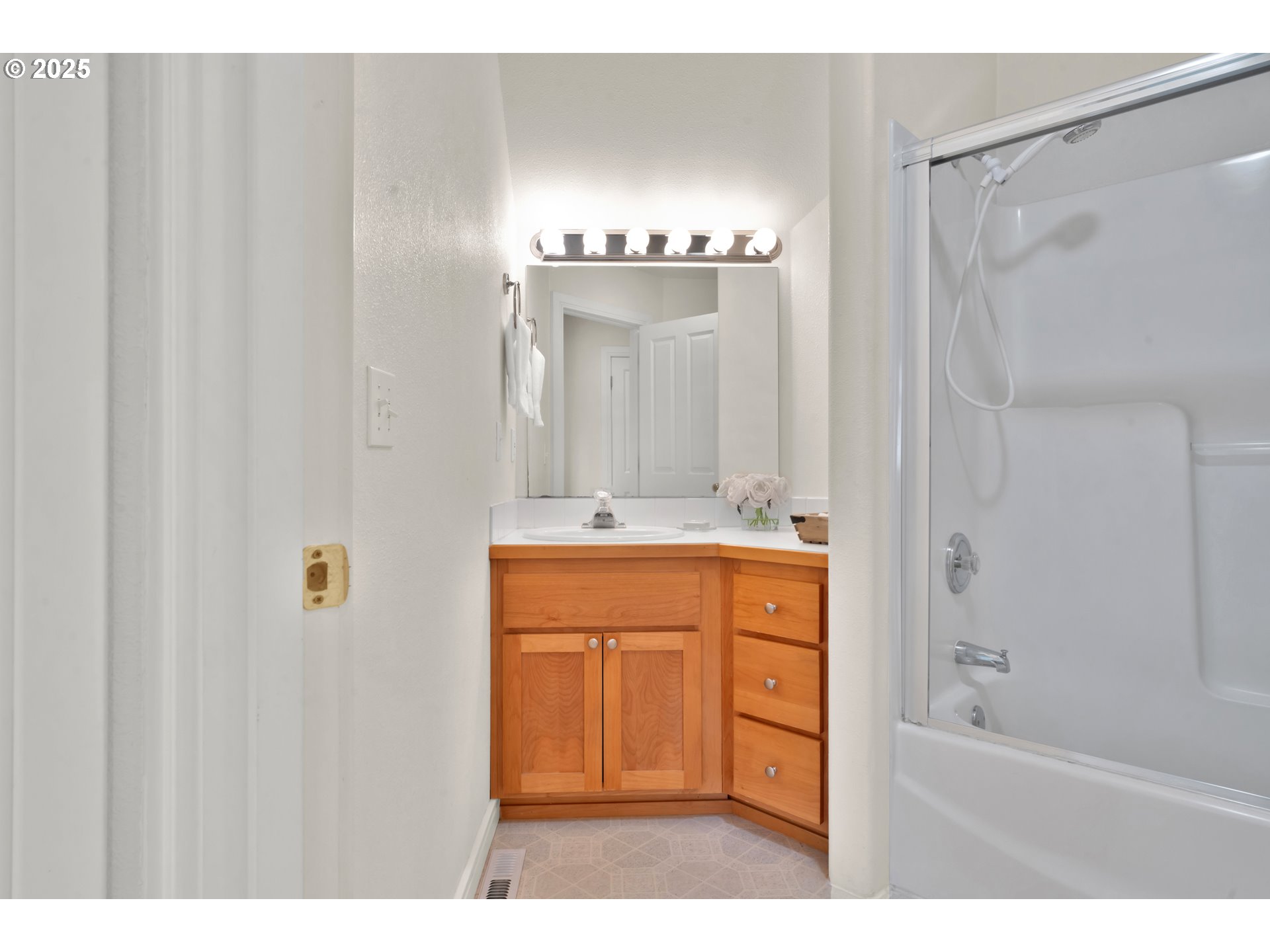 578 Covey Lane Eugene, OR 97401 - Photo 30 of 38 Bathroom