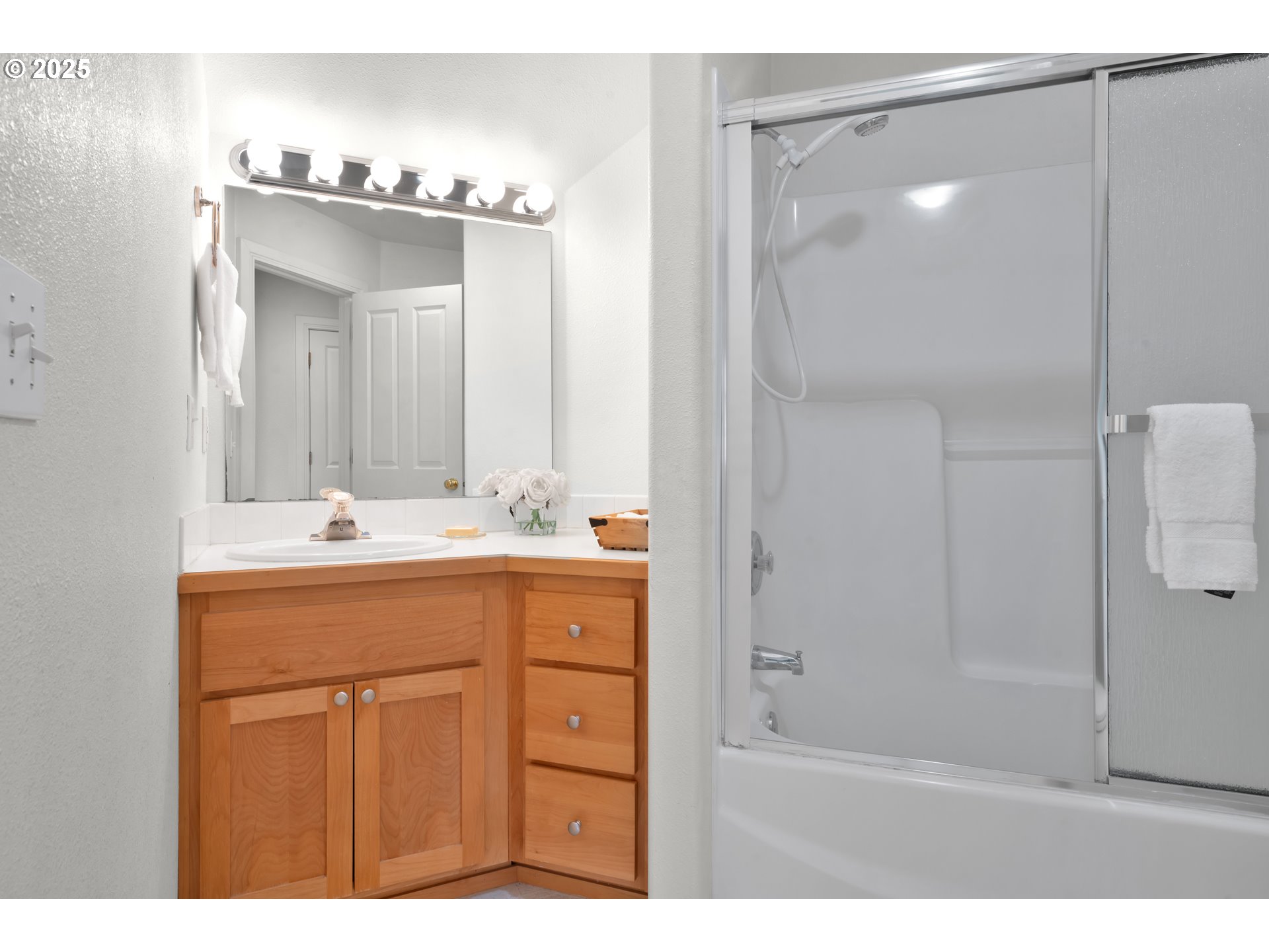 578 Covey Lane Eugene, OR 97401 - Photo 31 of 38 Bathroom