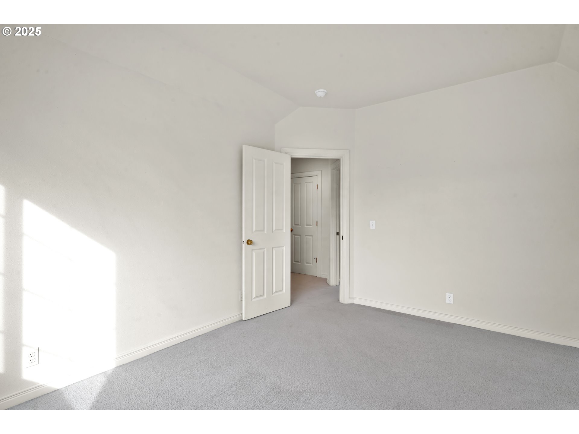 578 Covey Lane Eugene, OR 97401 - Photo 33 of 38 Bedroom