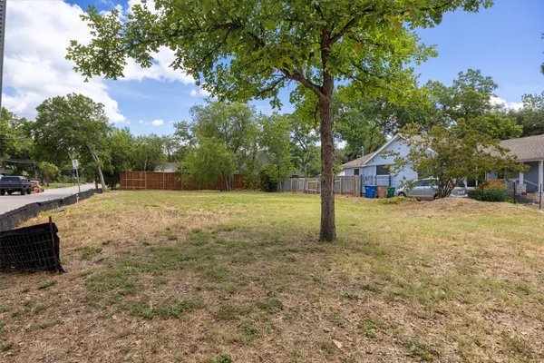 a view of yard with tree