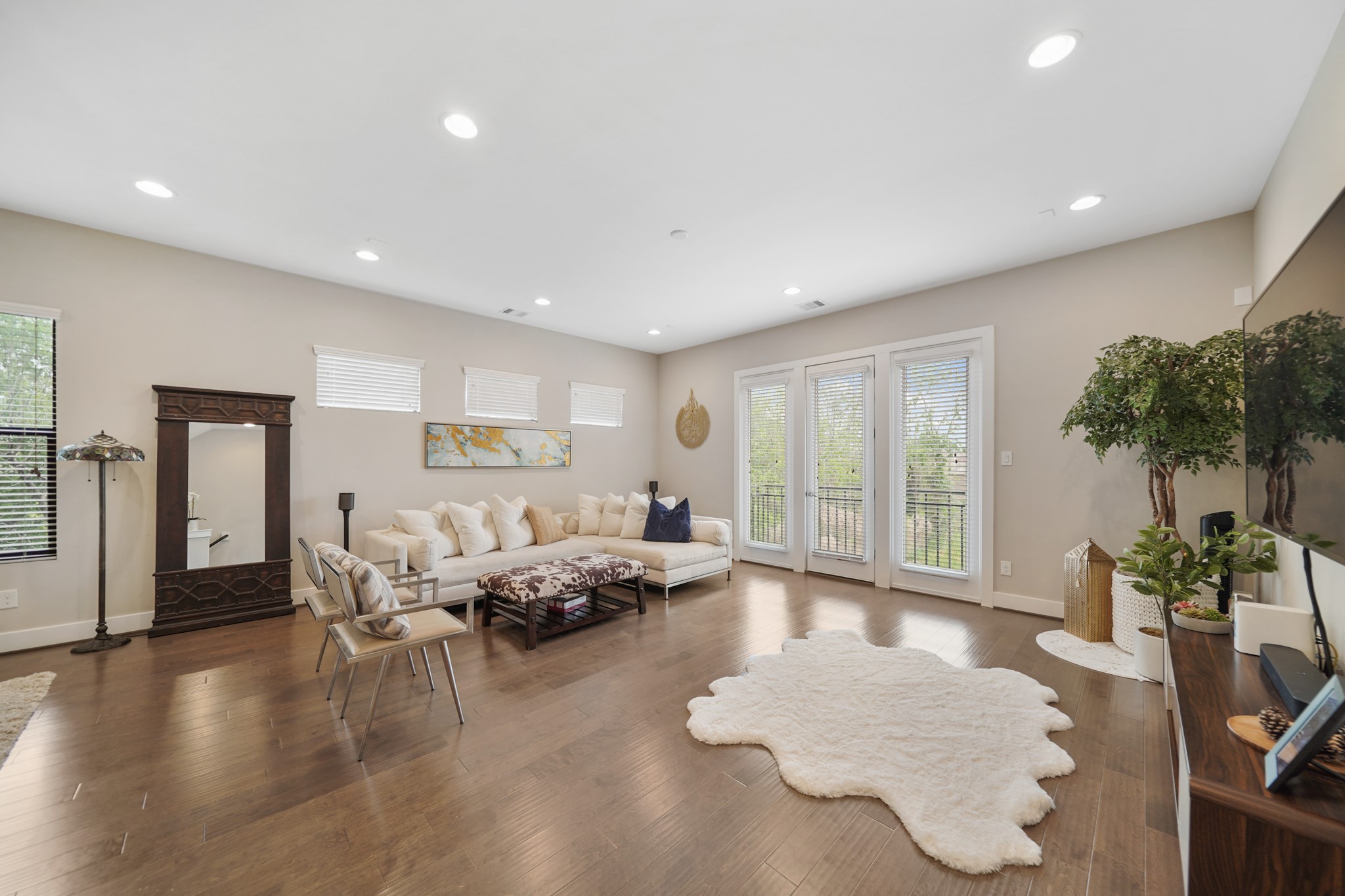 1824 Bonner Street Houston, TX 77007 - Photo 5 of 39 a living room with furniture and a large window