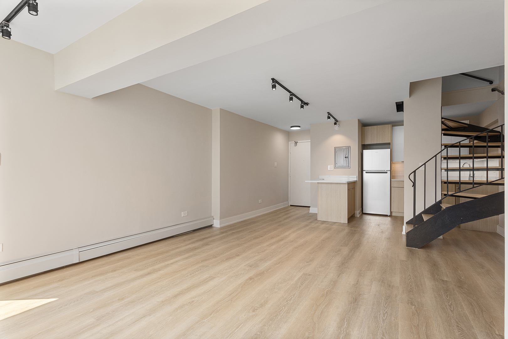 6166 North Sheridan Road, Unit 4G Chicago, IL 60660 - Photo 7 of 24 a view of empty room with wooden floor and fan