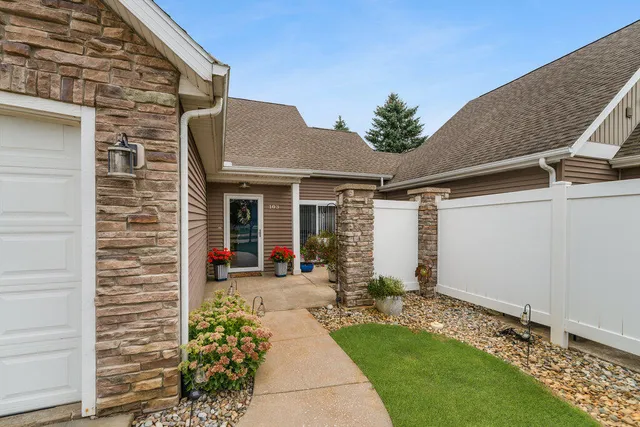 $349,000 | 103 Lexington Pointe Drive, Niles, MI 49120