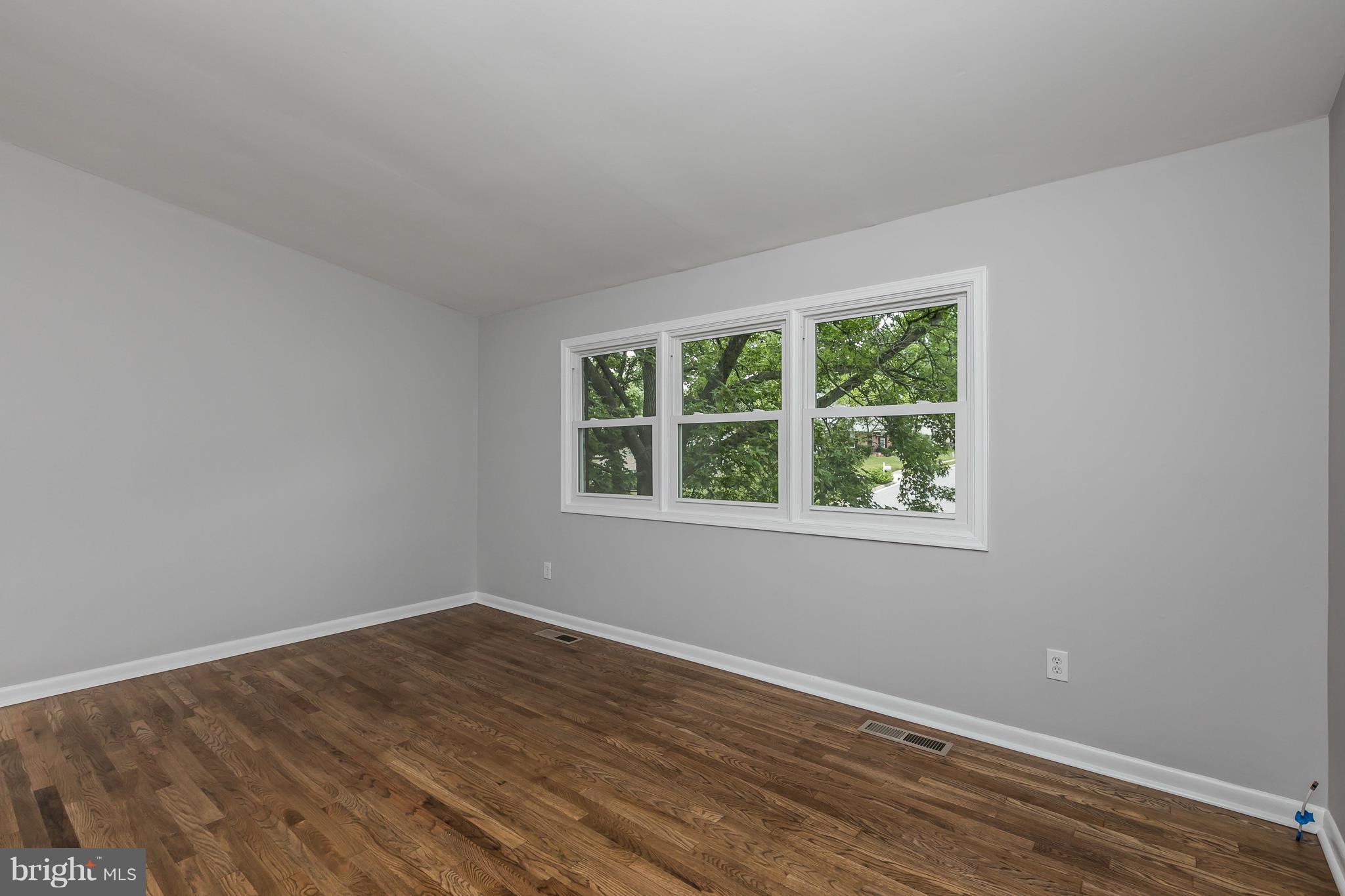 905 Farmstead Road Cockeysville, MD 21030 - Photo 6 of 30 Living Room