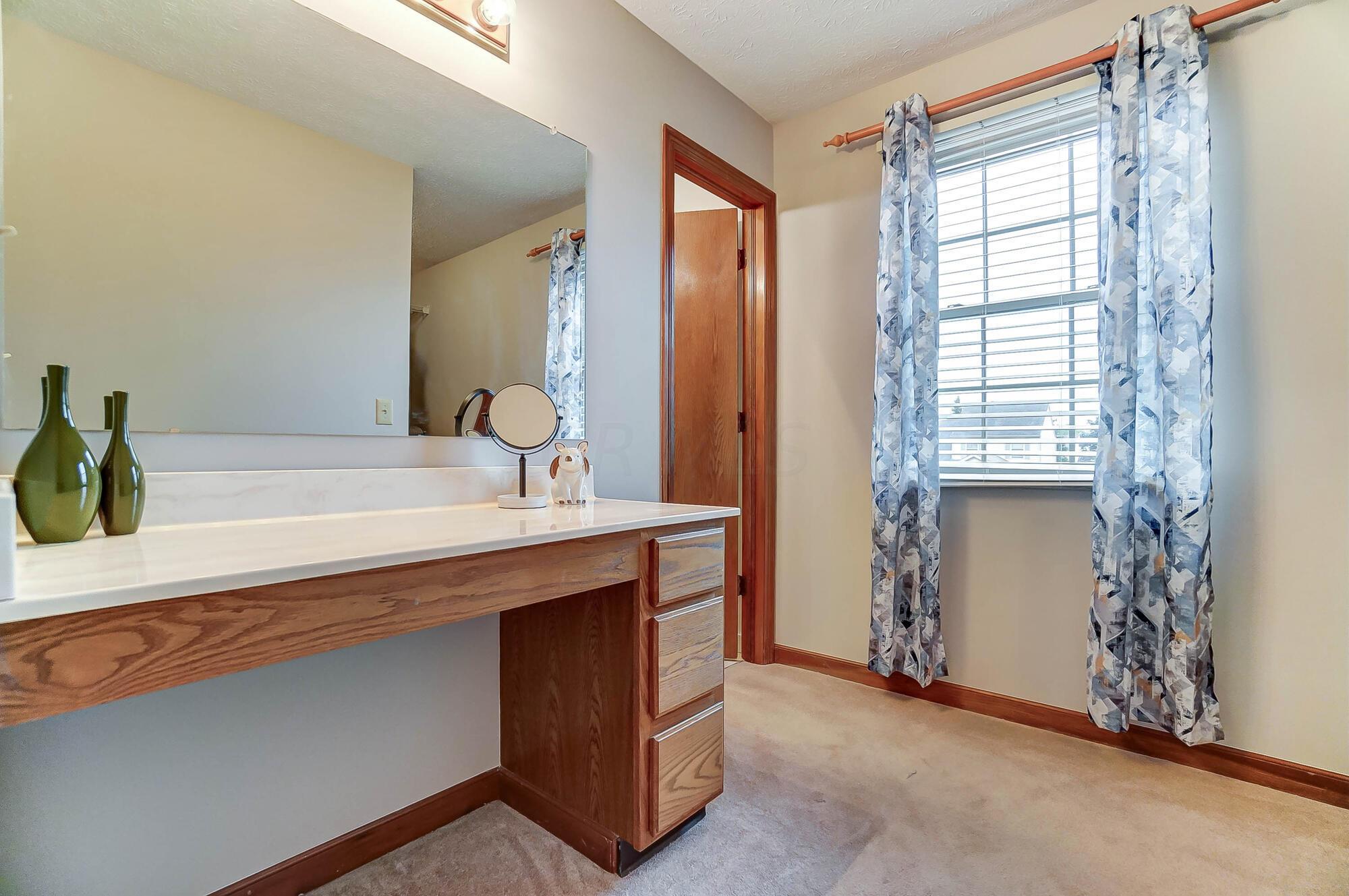 5348 Sutter Home Road Hilliard, OH 43026 - Photo 17 of 47 Vanity/Dressing Area in Primary Suite