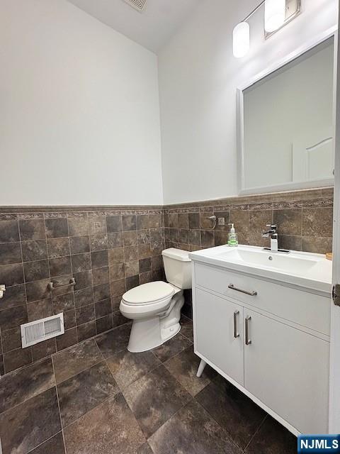52 Myrtle Avenue, Unit B Edgewater, NJ 07020 - Photo 5 of 20 a bathroom with a sink and a toilet
