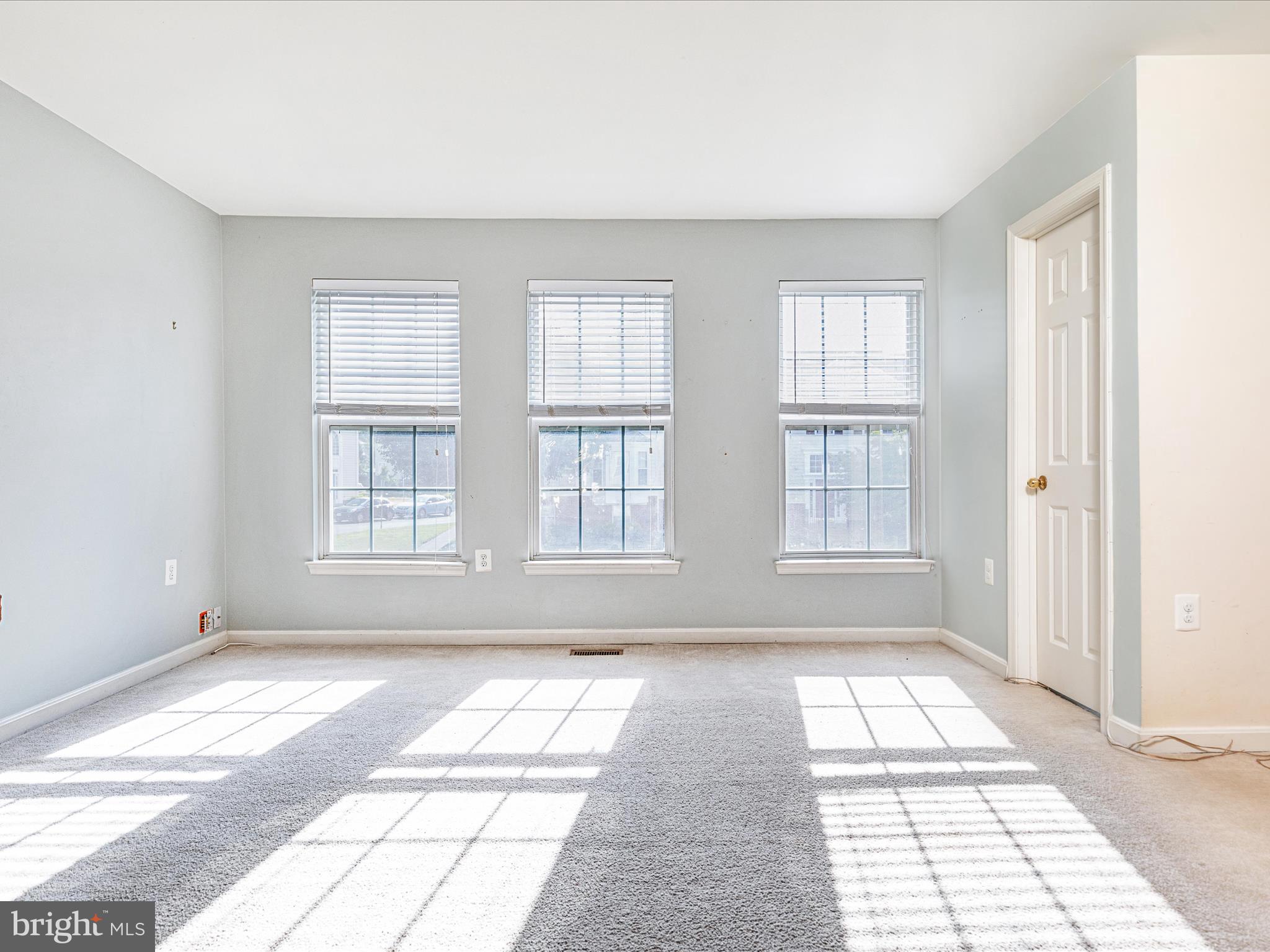 17365 Avion Square Round Hill, VA 20141 - Photo 8 of 23 Living Room