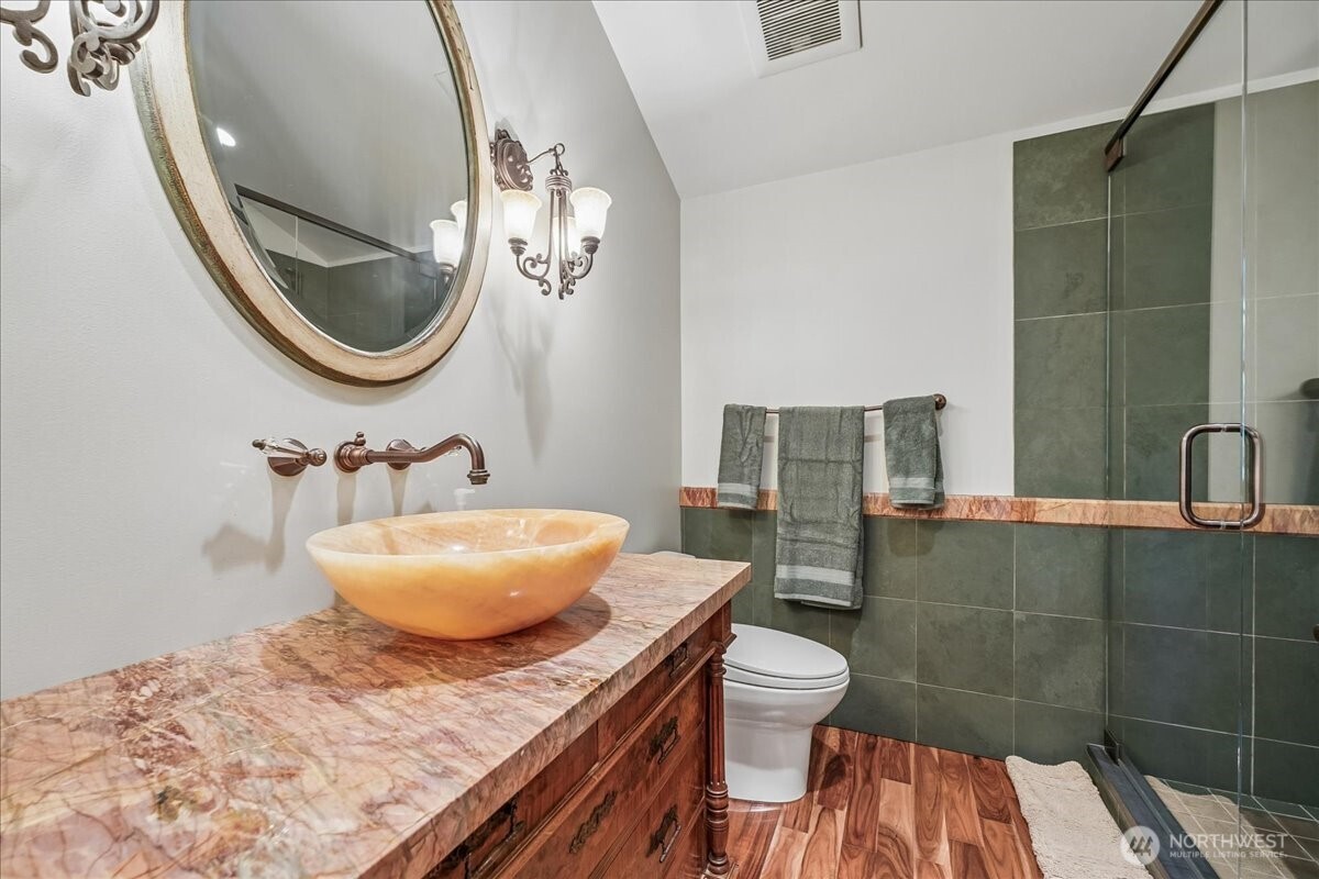 50 Larkspur Loop Cle Elum, WA 98922 - Photo 28 of 36 a bathroom with a granite countertop sink and a mirror