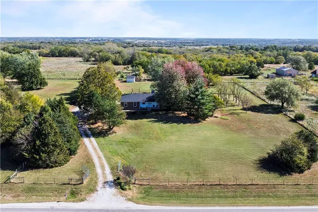$600,000 | 28431 Woodland Road, Paola, KS 66071