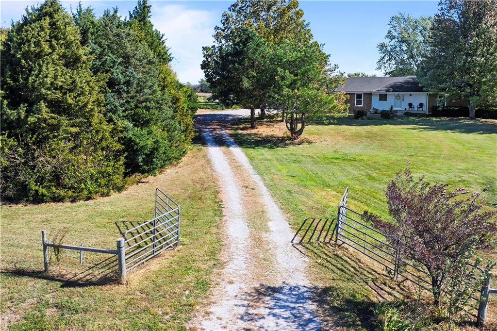 28431 Woodland Road Paola, KS 66071 - Photo 5 of 64