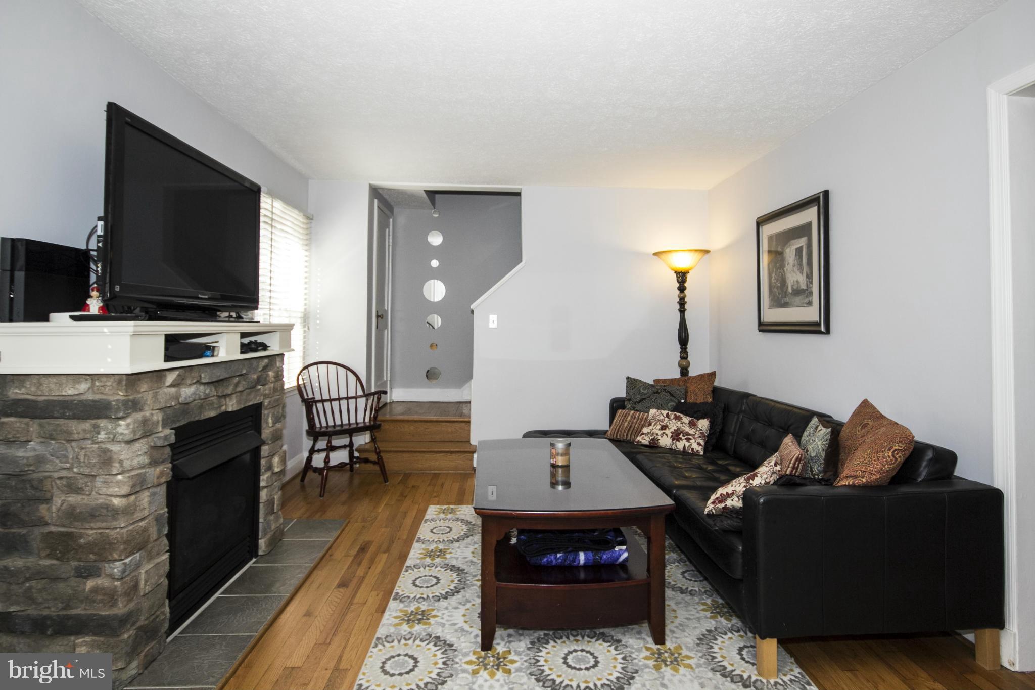 924 Adana Road Baltimore, MD 21208 - Photo 2 of 25 Living Room