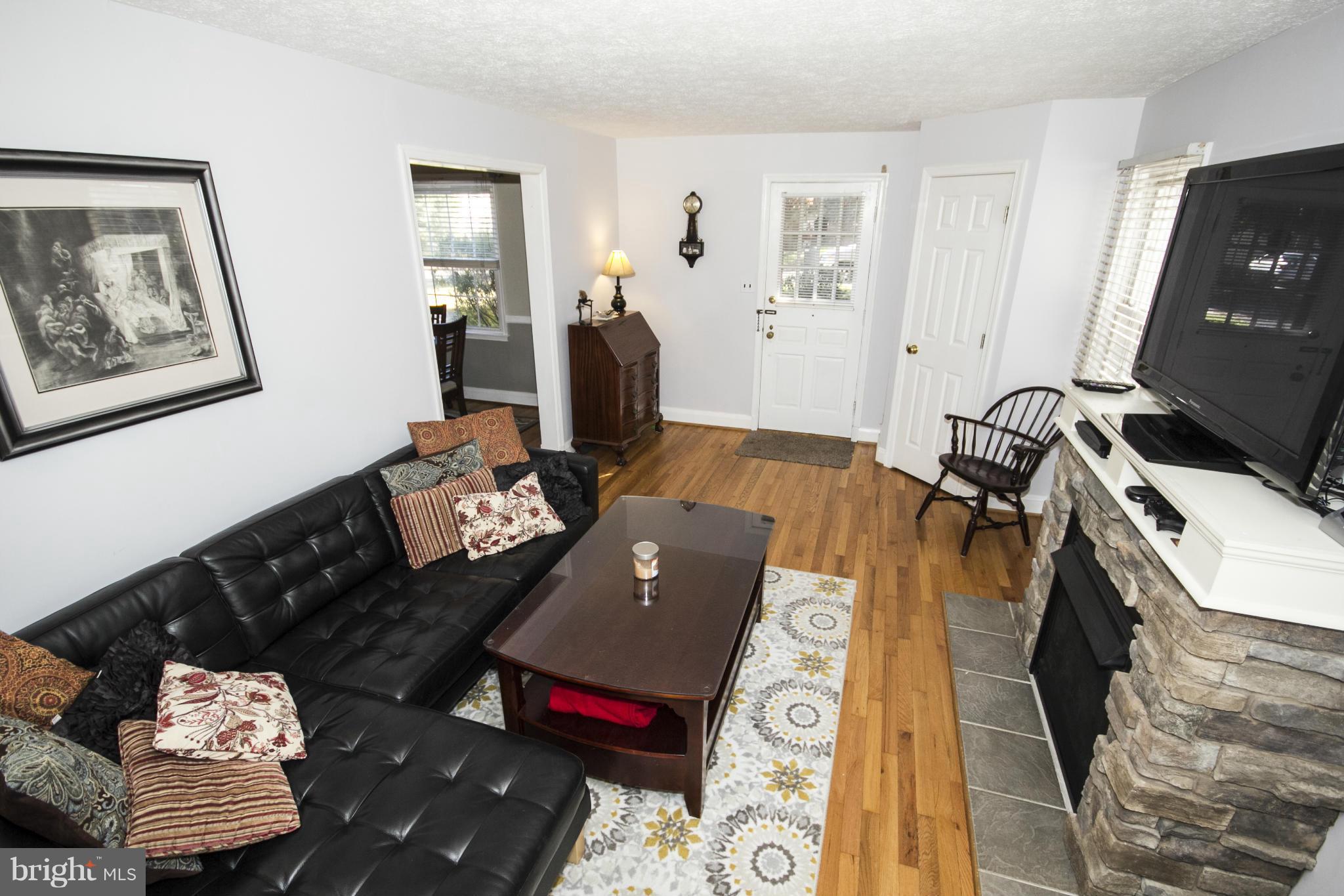 924 Adana Road Baltimore, MD 21208 - Photo 4 of 25 Living Room