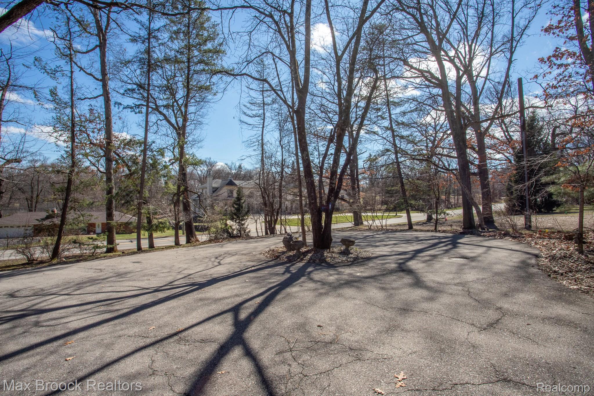 30875 Franklin Road Franklin, MI 48025 - Photo 75 of 86 circular driveway with lots of parking