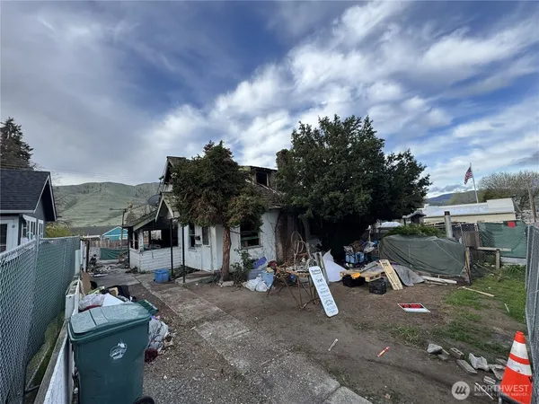 $300,000 | 418 East Woodin Avenue, Chelan, WA 98816