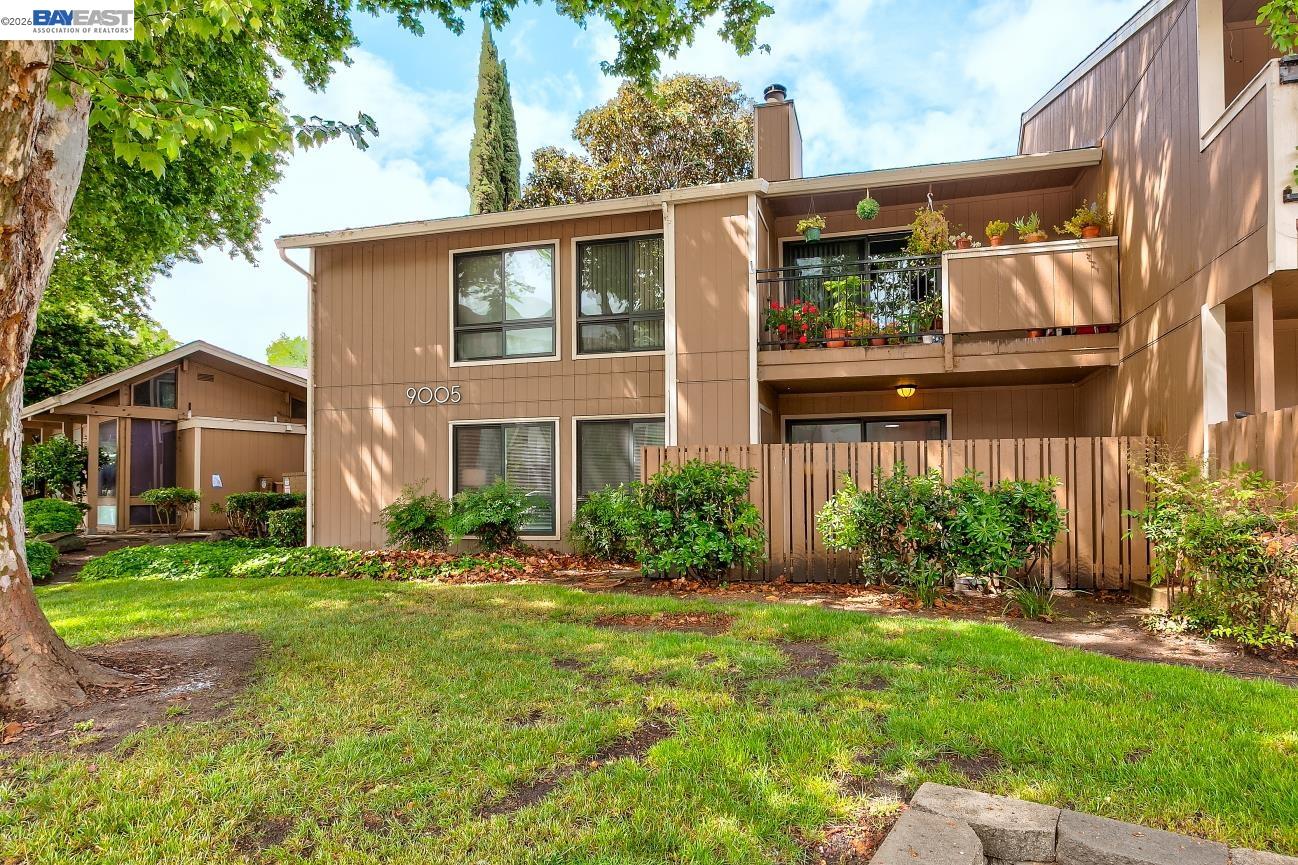 9005 Alcosta Boulevard, Unit 199 San Ramon, CA 94583 - Photo 7 of 57 a front view of a house with a yard and porch