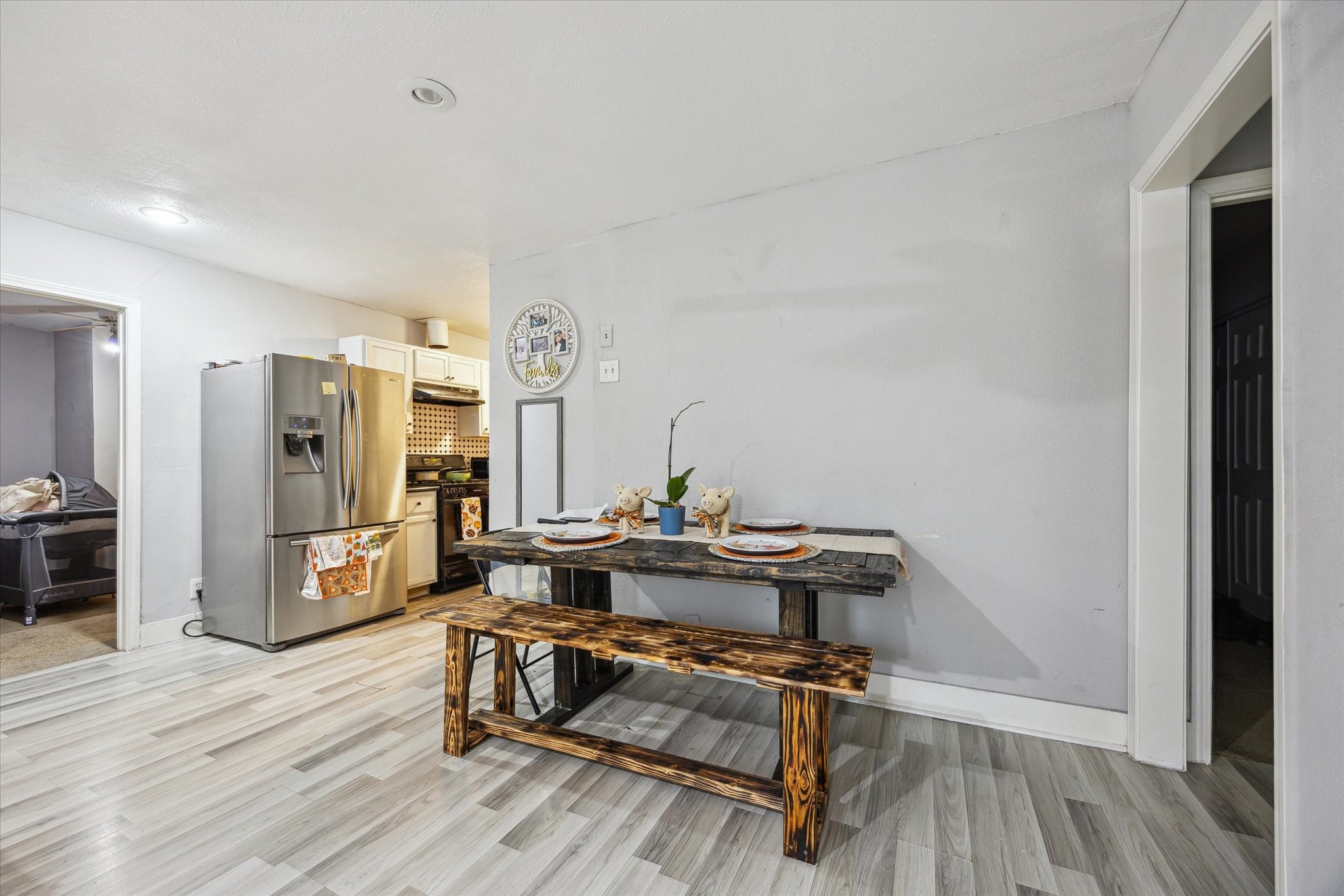 10109 Chesterfield Drive Houston, TX 77051 - Photo 3 of 11 Dining room