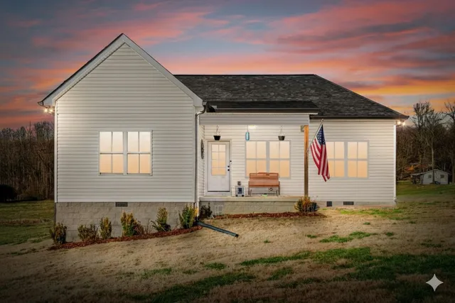 $400,000 | 1211 North Charlotte Street, Dickson, TN 37055