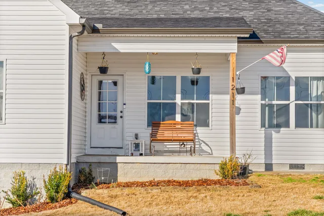 $400,000 | 1211 North Charlotte Street, Dickson, TN 37055