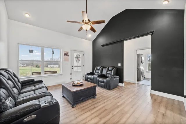 $400,000 | 1211 North Charlotte Street, Dickson, TN 37055