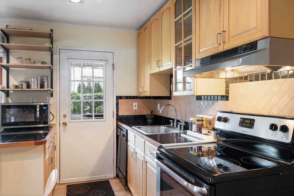 18 Orourke Path Newton, MA 02459 - Photo 6 of 27 Gallery Image 6