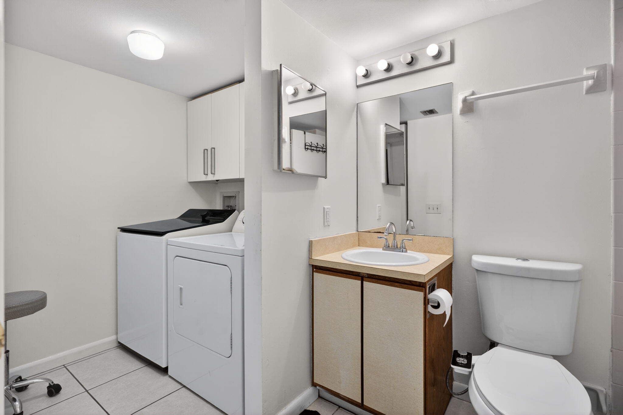 102 Maplecrest Circle Jupiter, FL 33458 - Photo 12 of 39 1st floor full bath and laundry room