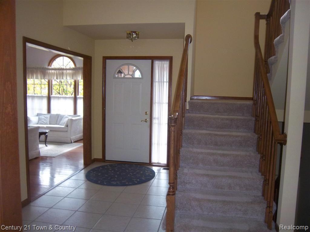 1092 Loncar Drive Rochester, MI 48307 - Photo 14 of 19 Foyer