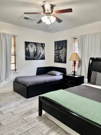 $2,000 | 1911 Tabor Street, Houston, TX 77009