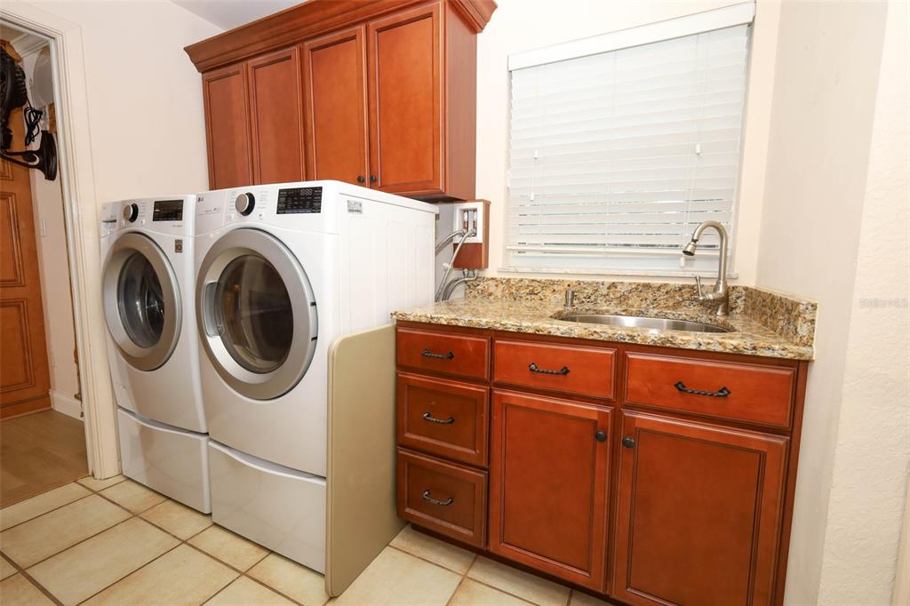 102 Pineview Court Altamonte Springs, FL 32714 - Photo 15 of 59 a utility room with dryer and washer