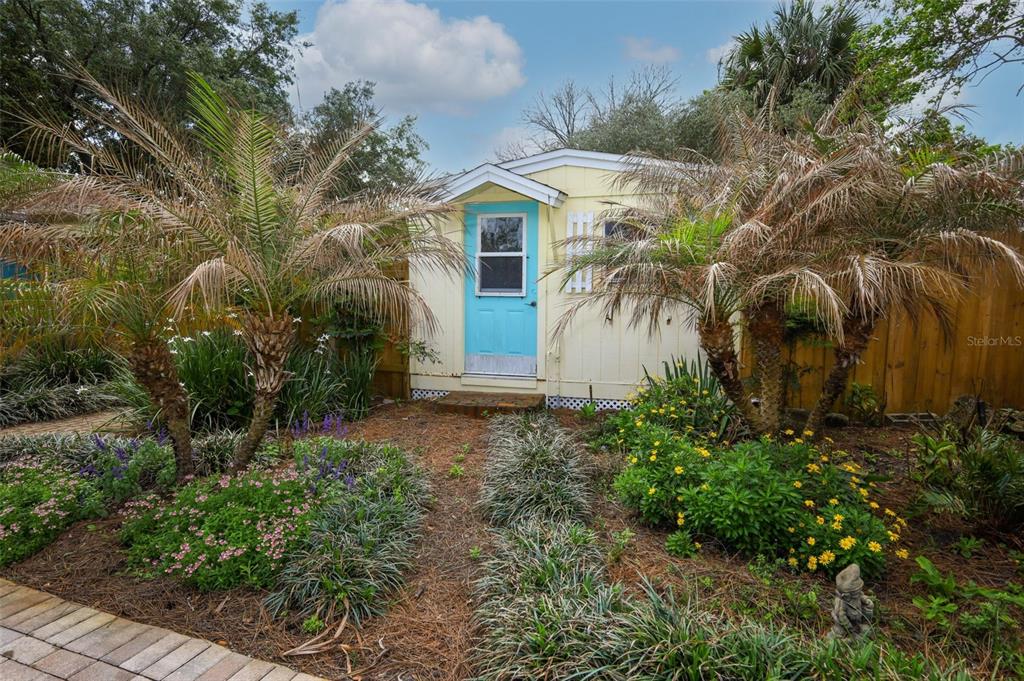 102 Pineview Court Altamonte Springs, FL 32714 - Photo 49 of 59 a front view of a house with garden