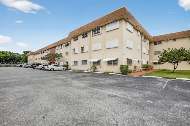 $155,000 | 5300 Washington Street, Unit T218, Hollywood, FL 33021