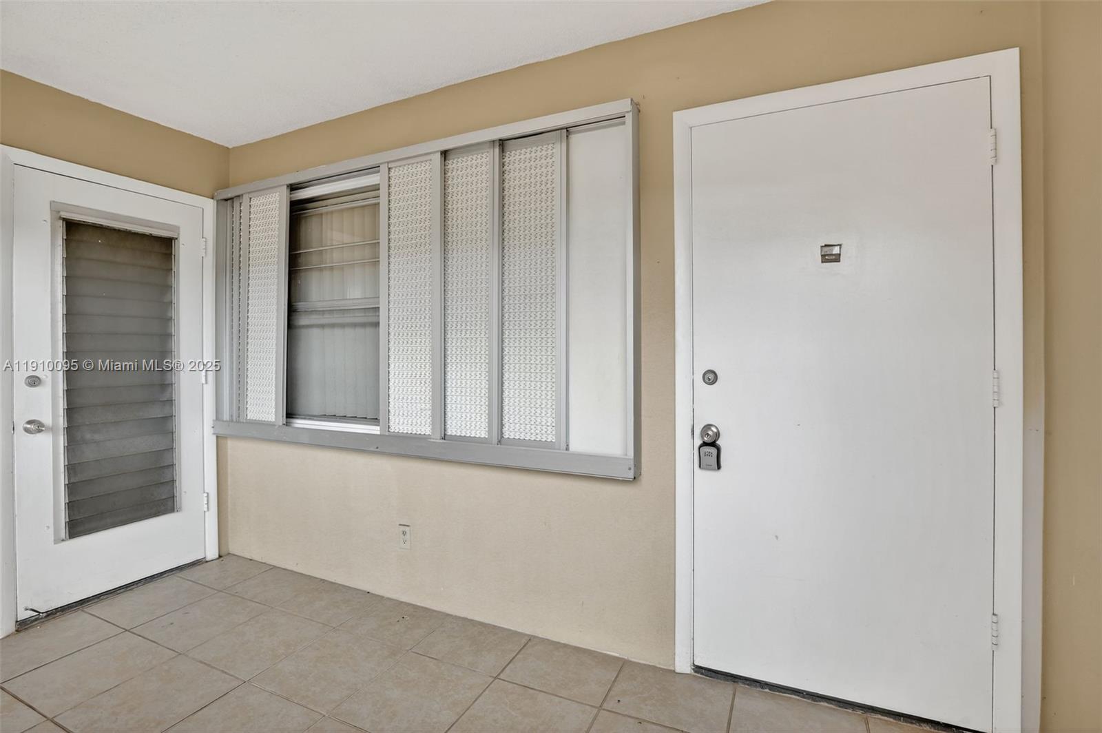 5300 Washington Street, Unit T218 Hollywood, FL 33021 - Photo 5 of 36 an empty room with window