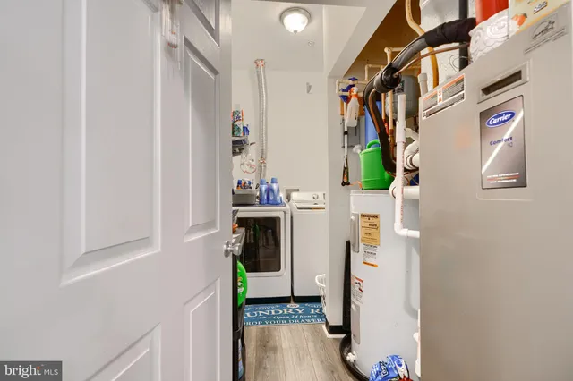 a view of an entryway with workspace