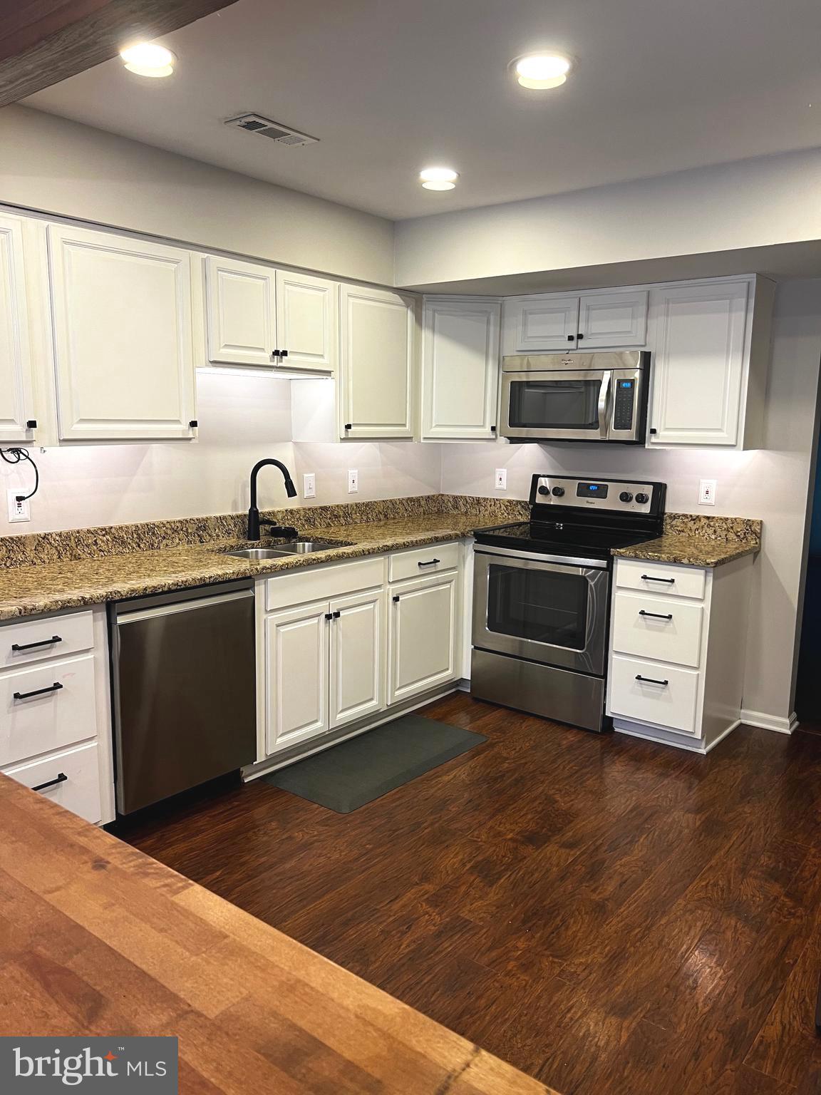 2312 Glade Bank Way Reston, VA 20191 - Photo 2 of 35 Gourmet kitchen with stainless steel & granite