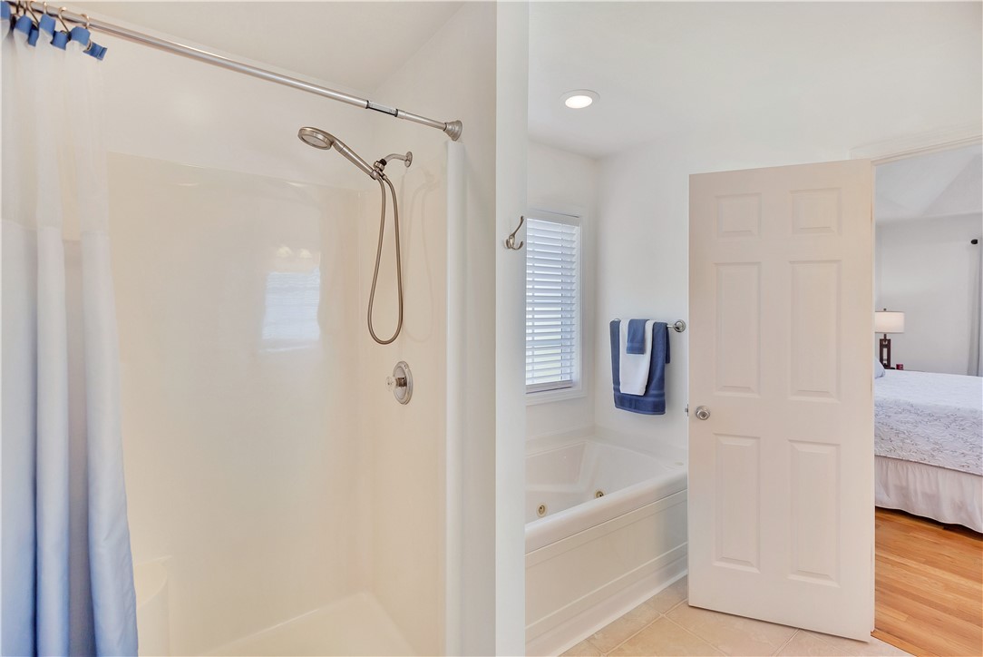 131 Morgan Road West Union, SC 29696 - Photo 13 of 39 Indulge in relaxation with a jetted tub and convenient separate shower.