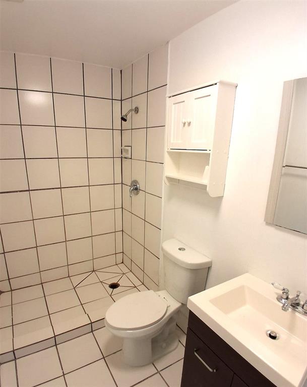2718 South University Drive, Unit 17B Fort Lauderdale, FL 33328 - Photo 15 of 28 a bathroom with a toilet a sink and a mirror