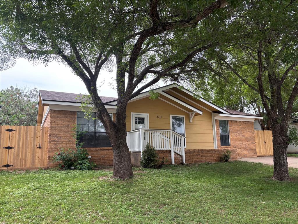a house that is sitting in middle of the grass