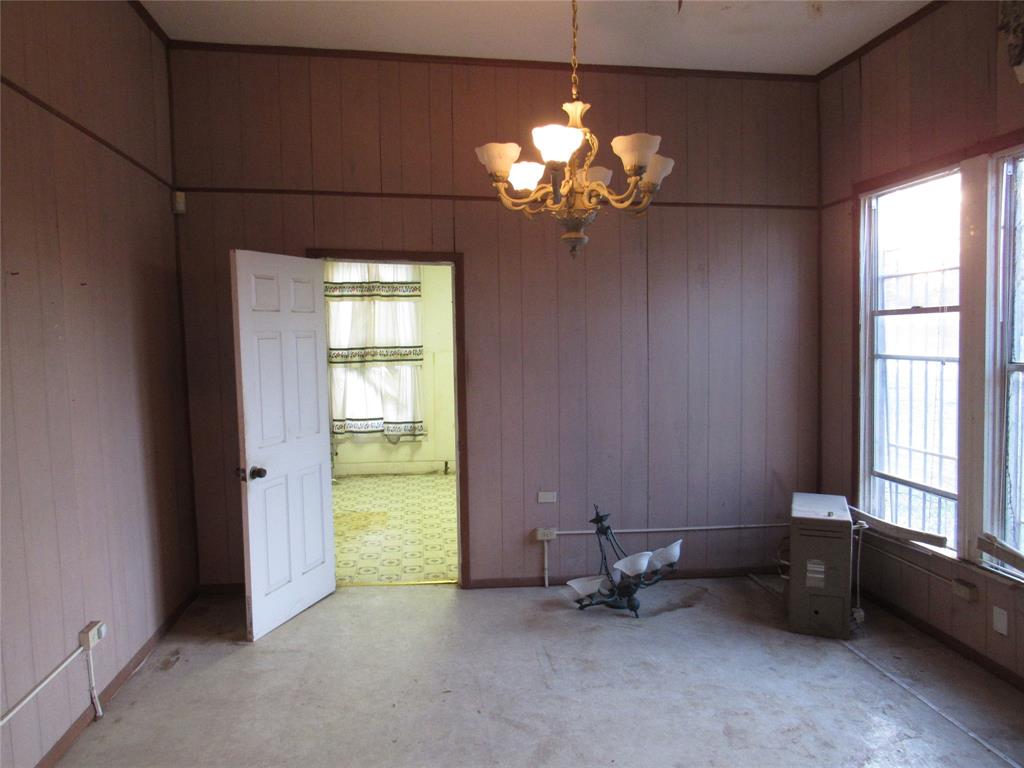 1622 North 6th Street Waco, TX 76707 - Photo 14 of 17 a view of a livingroom with a window