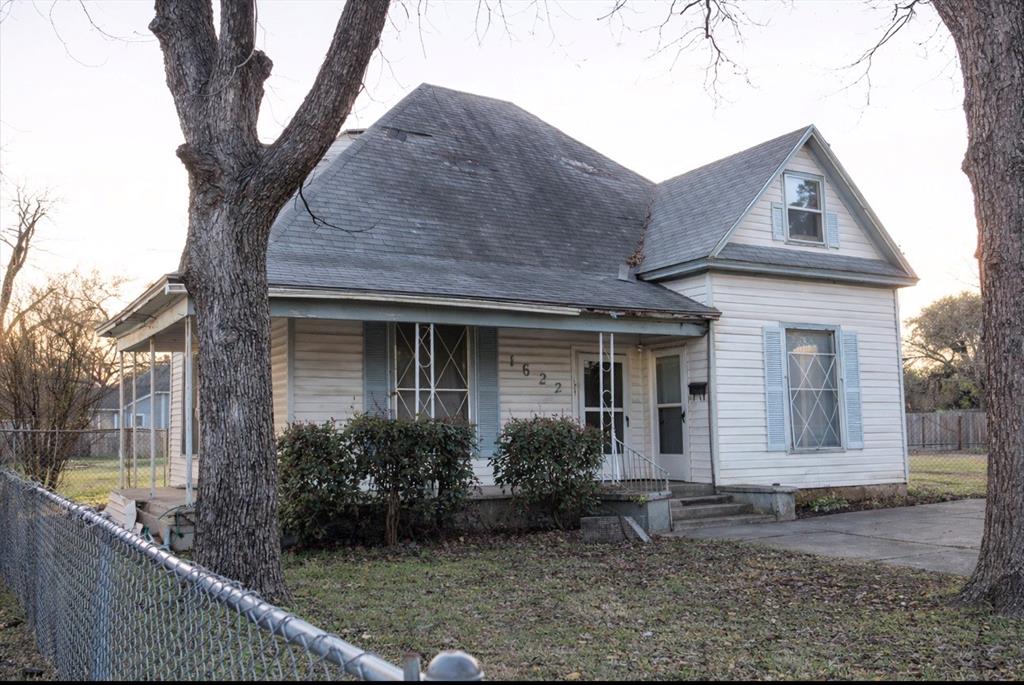 1622 North 6th Street Waco, TX 76707 - Photo 2 of 17 a front view of a house with garden