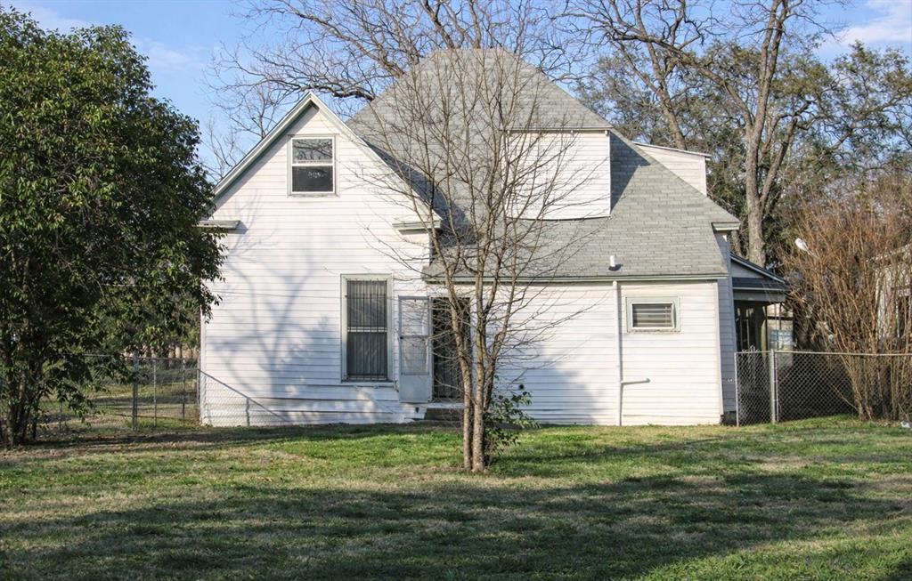 1622 North 6th Street Waco, TX 76707 - Photo 4 of 17 a backyard of a house