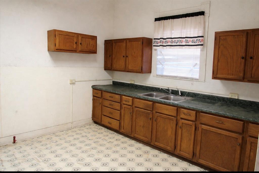 1622 North 6th Street Waco, TX 76707 - Photo 10 of 17 a bathroom with a sink and a mirror