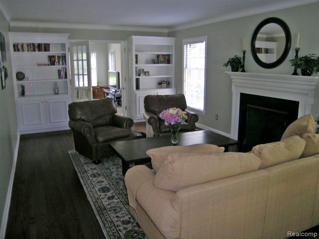 1033 Whittier Road Grosse Pointe, MI 48230 - Photo 3 of 20 living1011A.JPG