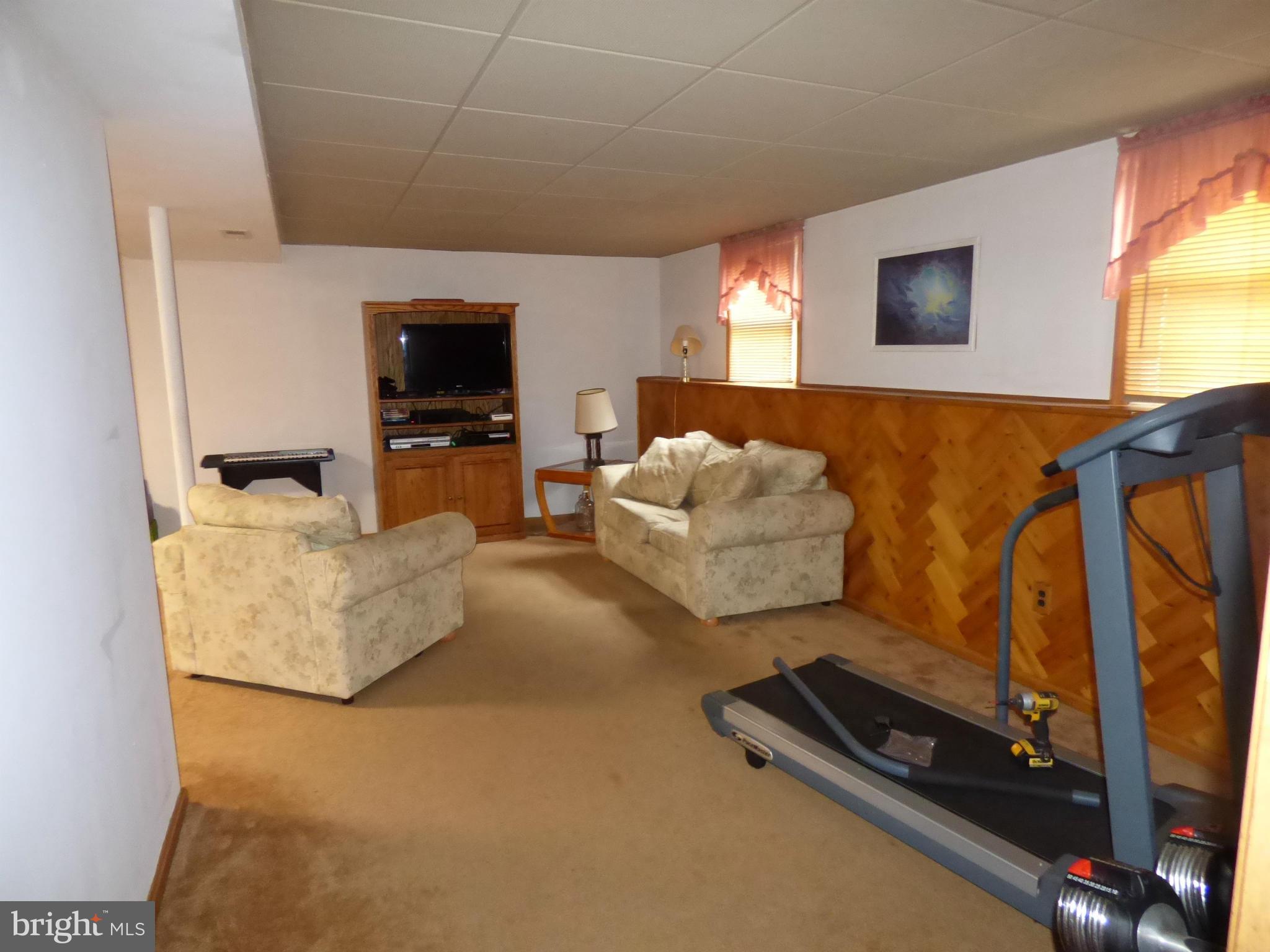 4707 Alesia Lineboro Road Manchester, MD 21102 - Photo 17 of 25 Family Room