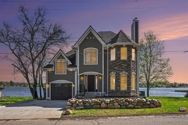 $564,999 | 2382 Jackson Boulevard, Highland, MI 48356